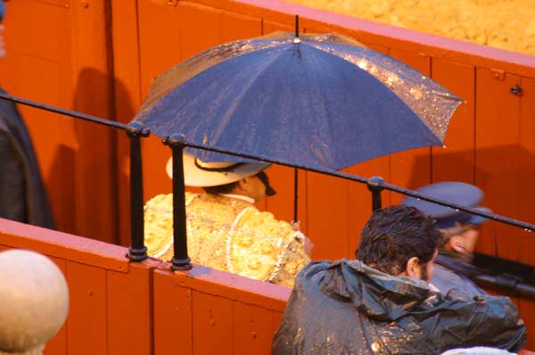 Un picador con paraguas: no es lo más taurino... (FOTO: Javier Martínez)