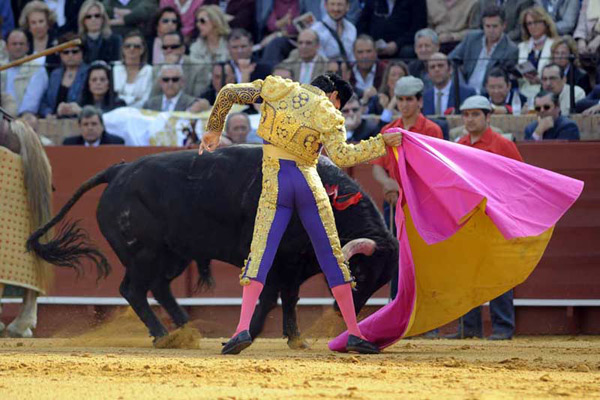 La magia y el duende del joven torero de Camas. (FOTO: Matito)