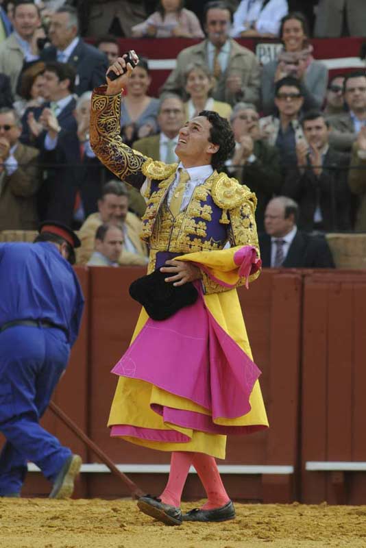 Oliva Soto le dedica la oreja a su tío, Ramón Soto Vargas. (FOTO: Matito)