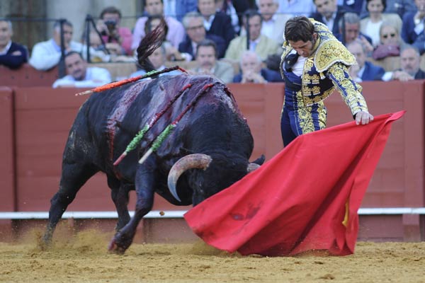 Juan José Padilla en un buen natural al sobrero del Conde de la Maza. (FOTO: Matito)