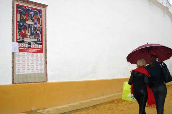 Día de agua en Sevilla, tarde poco taurina. (FOTO: Javier Martínez)