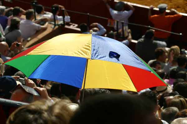 A pesar del calor, se vieron paraguas: también hacen sombra. (FOTO: Javier Martínez)