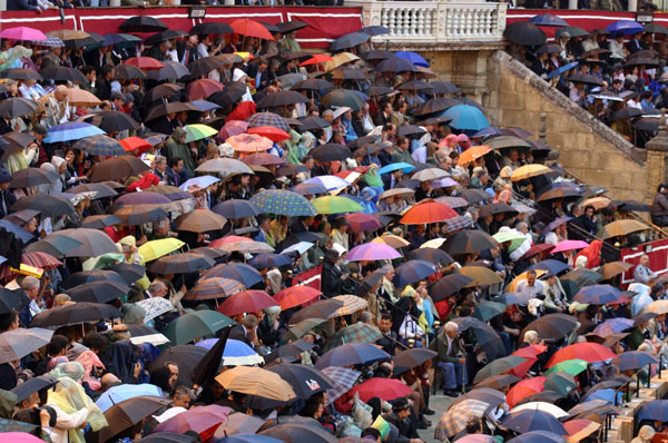 La Maestranza está bonita hasta cuajada de paraguas, cada uno con su estilo distinto. (FOTO: Javier Martínez)