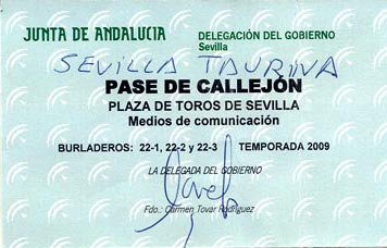 Pase de fotógrafo taurino expedido, sellado y firmado por la delegada Carmen Tovar la pasada temporada.