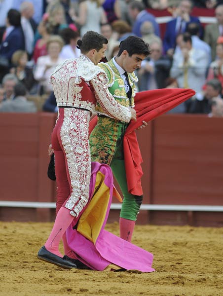 Miguel Ángel Perera se retira a tablas cabizbajo. (FOTO: Matito)