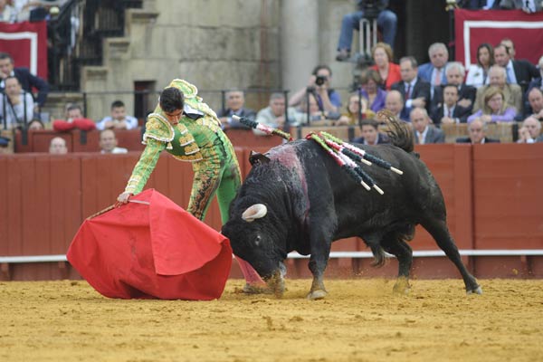 Un derechazo de Perera al buen toro tercero. (FOTO: Matito)