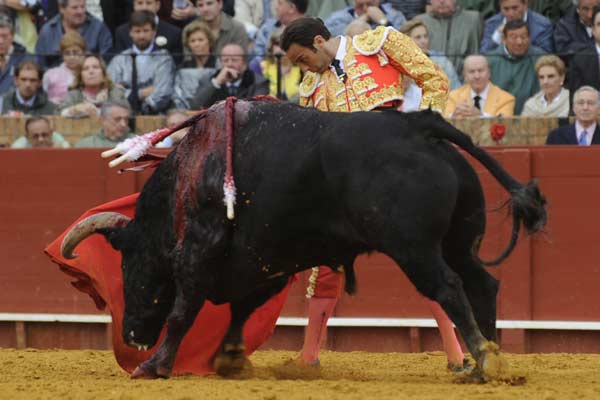 Enrique Ponce, tarde muy irregular en la Maestranza. (FOTO: Matito)