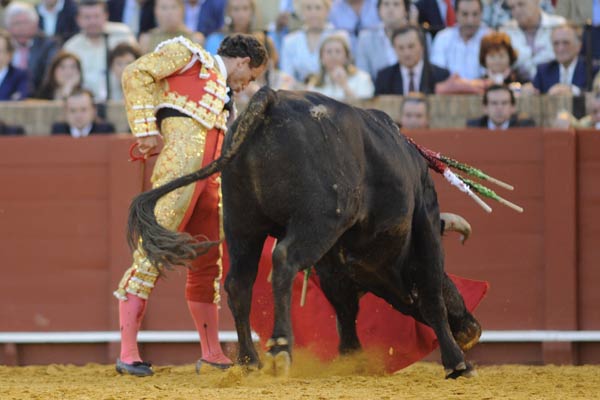 Muy seria la tarde de Rafaelillo en la Maestranza. (FOTO: Matito)