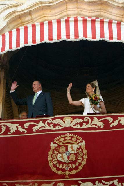 El Rey, junto a su hija mayor, la Infanta Elena, en el Palco del Príncipe. (FOTO: Javier Martínez)