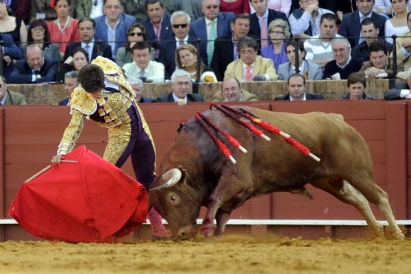 Poder y mando en la muleta de Rubén Pinar. (FOTO: Matito)