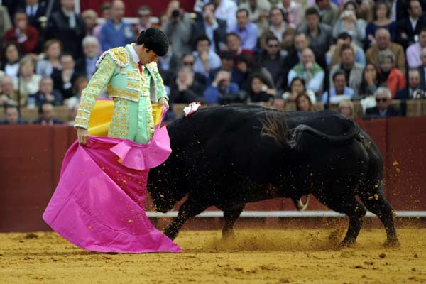 Chicuelina de mano baja de Alejandro Talavante. (FOTO: Matito)