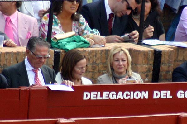 Manuel Alcantarilla, hermano mayor de la Hermandad del Rocío de Triana, y la delegada Camen Tovar -a la derecha- en el burladero oficial de la Junta de Andalucía. (FOTO: Javier Martínez)