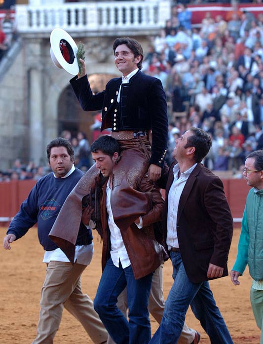 Diego Ventura, a hombros hoy en la Maestranza. (FOTO: Matito)