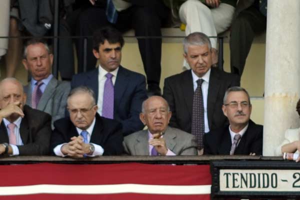 Victorino Martín, padre e hijo, con caras serias y preocupadas conforme transcurre la tarde. (FOTO: Matito)