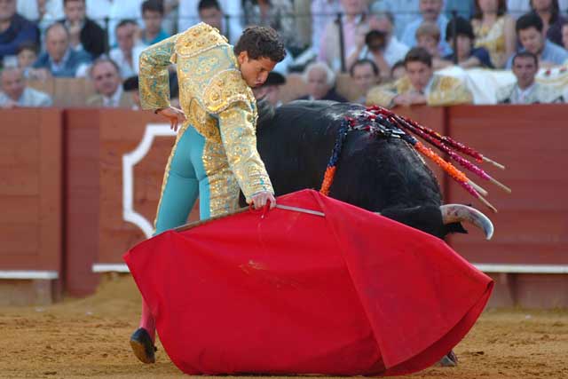 Arturo Saldívar alarga la mano diestra en el primero.