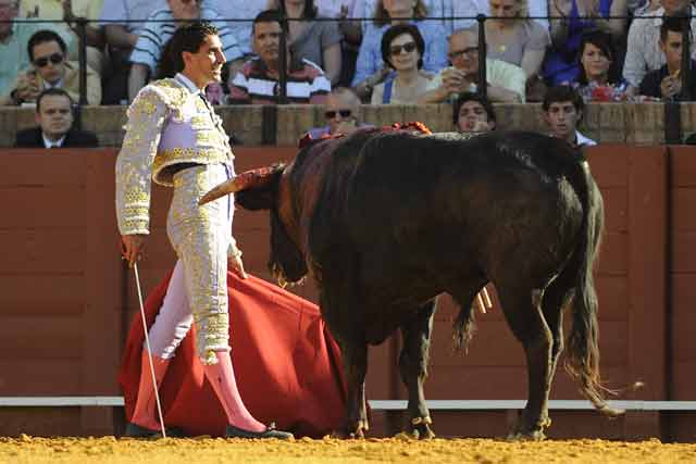 Martín Núñez en el primero. (FOTO: Sevilla Taurina)