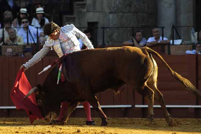 Manuel Larios con el segundo. (FOTO: Sevilla Taurina)