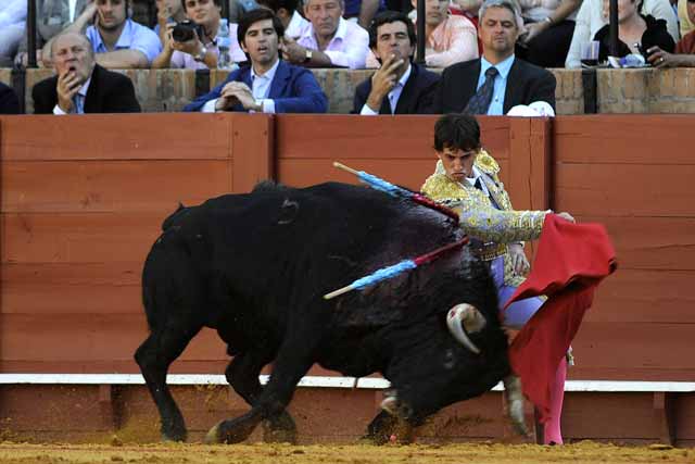 El francés Joubert abre faena por bajo en su primero.