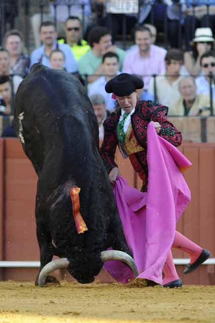 Conchi Ríos con el tercero. (FOTO: Sevilla Taurina)