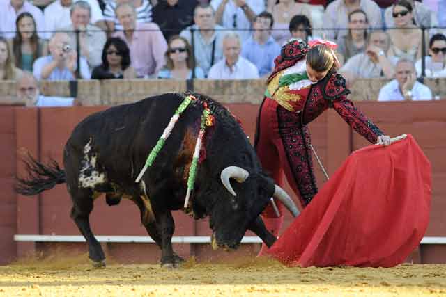 Conchi Ríos con el tercero. (FOTO: Sevilla Taurina)