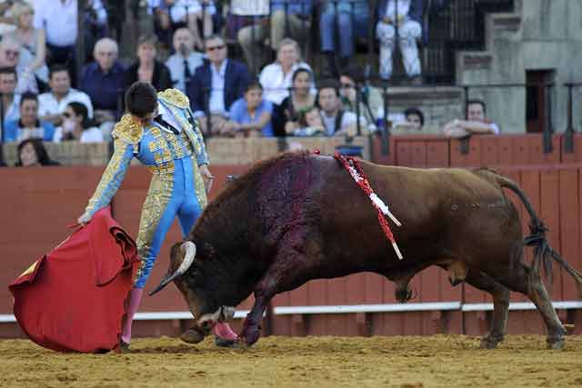 Juan Cervera, debutante en la Maestranza, con el tercero.