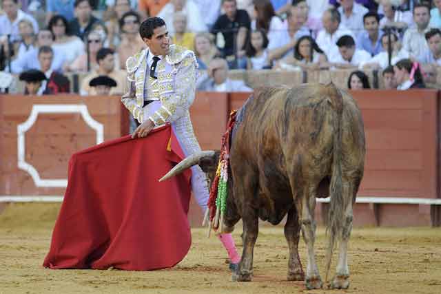 Martín Núñez con el cuarto. (FOTO: Sevilla Taurina)