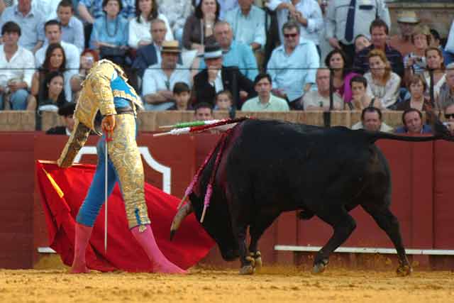 Descalzado, el sevillano le echó garra al resto de la faena.