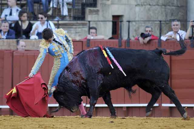 Un derechazo de Juan Cervera al que cerró el aburrido festejo.