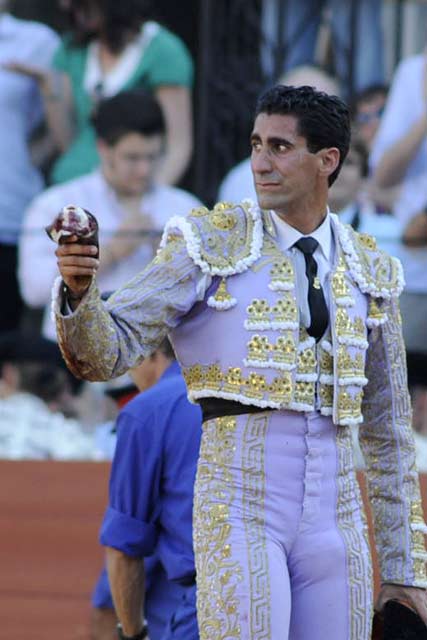 Martín Núñez con el cuarto. (FOTO: Sevilla Taurina)