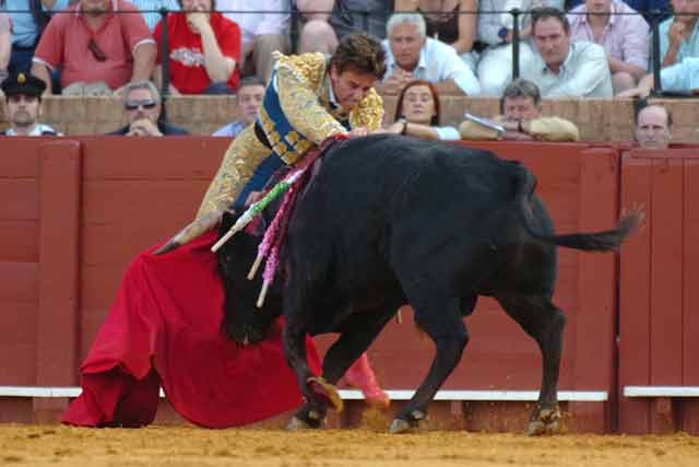 Estocada final entrando muy derecho y volcándose por completo sobre el morrillo.