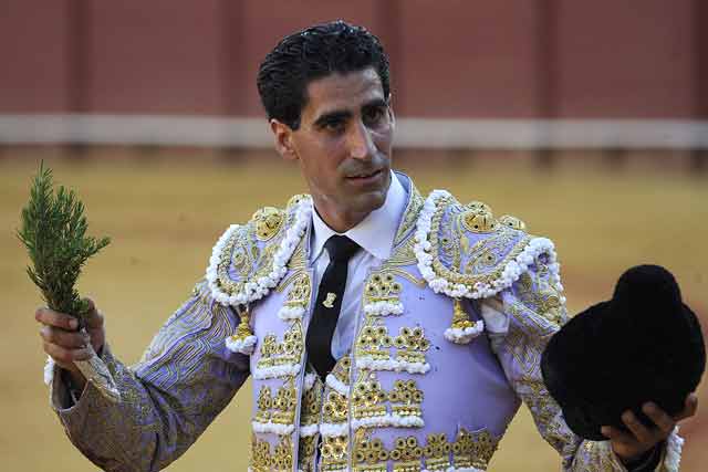 Martín Núñez con el cuarto. (FOTO: Sevilla Taurina)