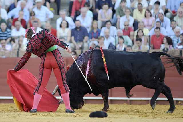 Conchi Ríos con el sexto. (FOTO: Sevilla Taurina)