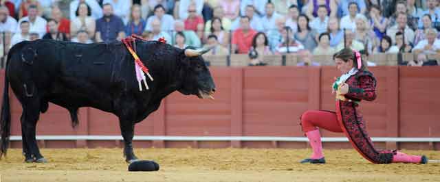 Conchi Ríos con el sexto (FOTO: Sevilla Taurina)