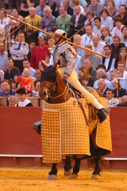 El picador de Duffau cita de lejos al sexto. (FOTO: Matito)