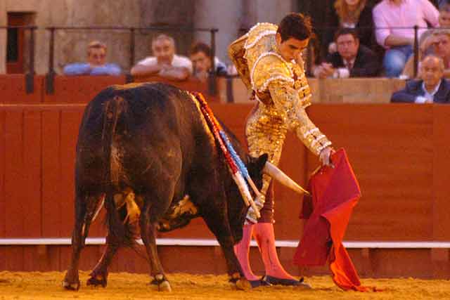 Thomas Duffau con el sexto, ya con la noche sobre Sevilla.