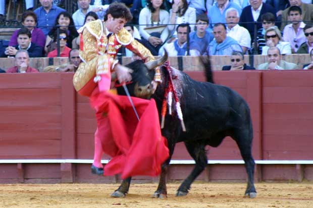 Patrick Oliver fue volteado de forma espeluznante por el segundo. (FOTO: Javier Martínez)