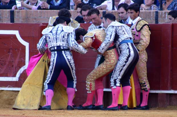 El joven francés Patrick Oliver llegó muy dolorido y mareado hasta las tablas.