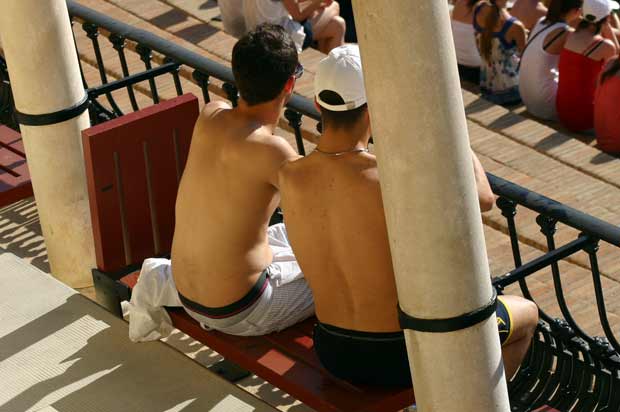 El verano se ha instalado en Sevilla: a los toros en bañador. (FOTO: Javier Martínez)