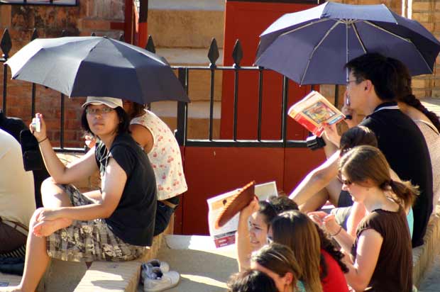 Los precavidos chinos ante el sol. (FOTO: Javier Martínez)