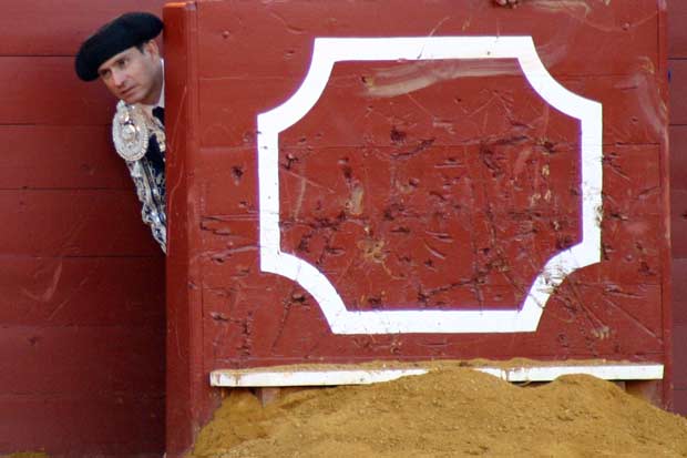 El banderillero, indicando consejo al novillero desde la tronera. (FOTO: Javier Martínez)