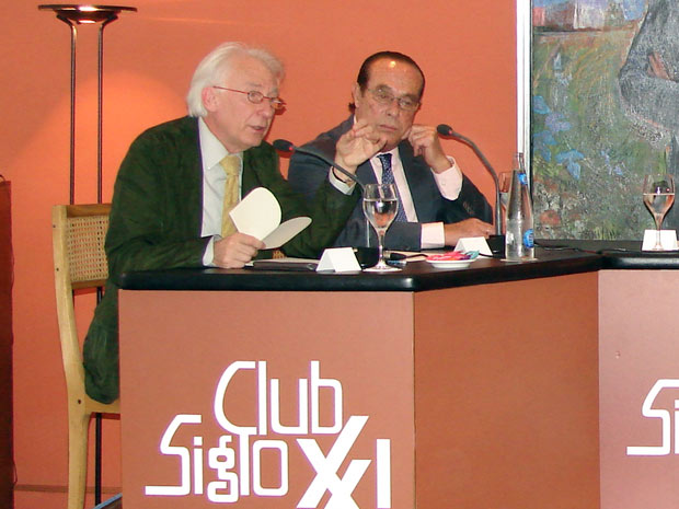 Curro escucha atentamente la intervención de Albert Boadella. (FOTO: Club Siglo XXI)