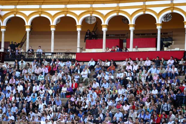 La grada de los maestrantes... (FOTO: Javier Martínez)