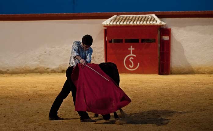 Miguel Falcón se entrena a puerta cerrada, casi con la noche echada. (FOTO: Matito)