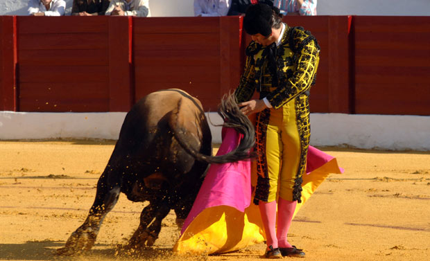 Airoso y con duende la media de remate con el capote. (FOTO: Eduardo Porcuna)