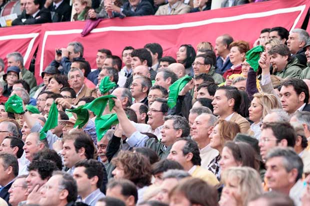 Pañuelos verdes en los tendidos de la Maestranza durante la pasada Feria de Abril. (FOTO: Paco Díaz /toroimagen.com)