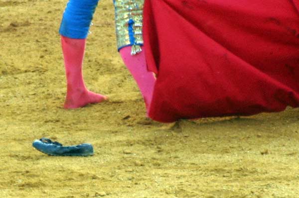 Las zapatillas de Manuel Fernández tras ser volteado por su primero. (FOTO: Javier Martínez)