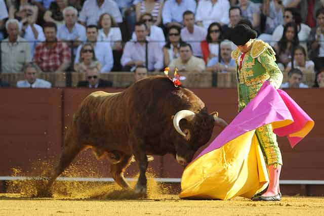 José María Arenas recibe de capa al primero.