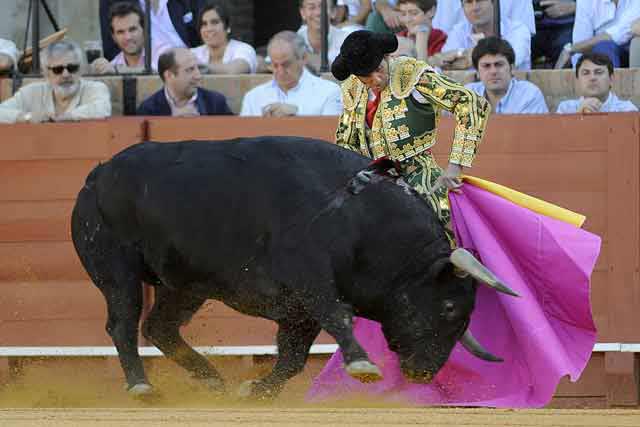 Media de Juan José Padilla al primero. (FOTO: Sevilla Taurina)