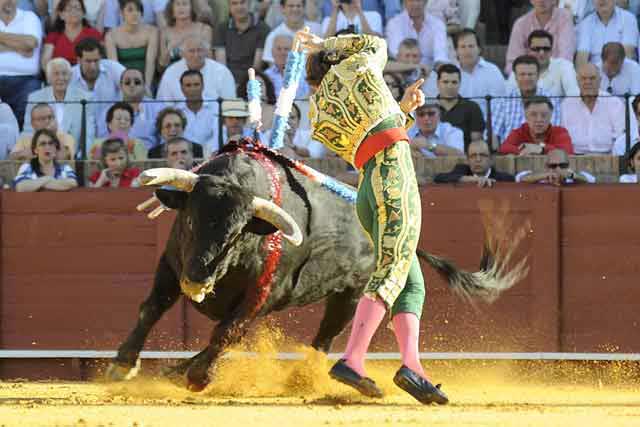 El diestro jerezano, en un par al violín. (FOTO: Sevilla Taurina)