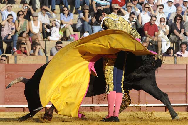 Un airoso quite tras el puyazo de El Nico.